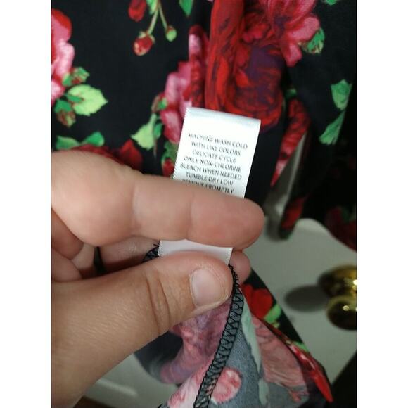 Pioneer Woman M Blouse Black Red Floral V Neck 3/4 Sleeves - Picture 9 of 10